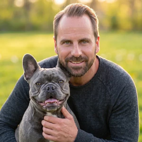 Guido Schnaithmann, Gründer von NutriPaws und Autor des Ratgebers „Vitalstoffkraft“, mit seinem Hund